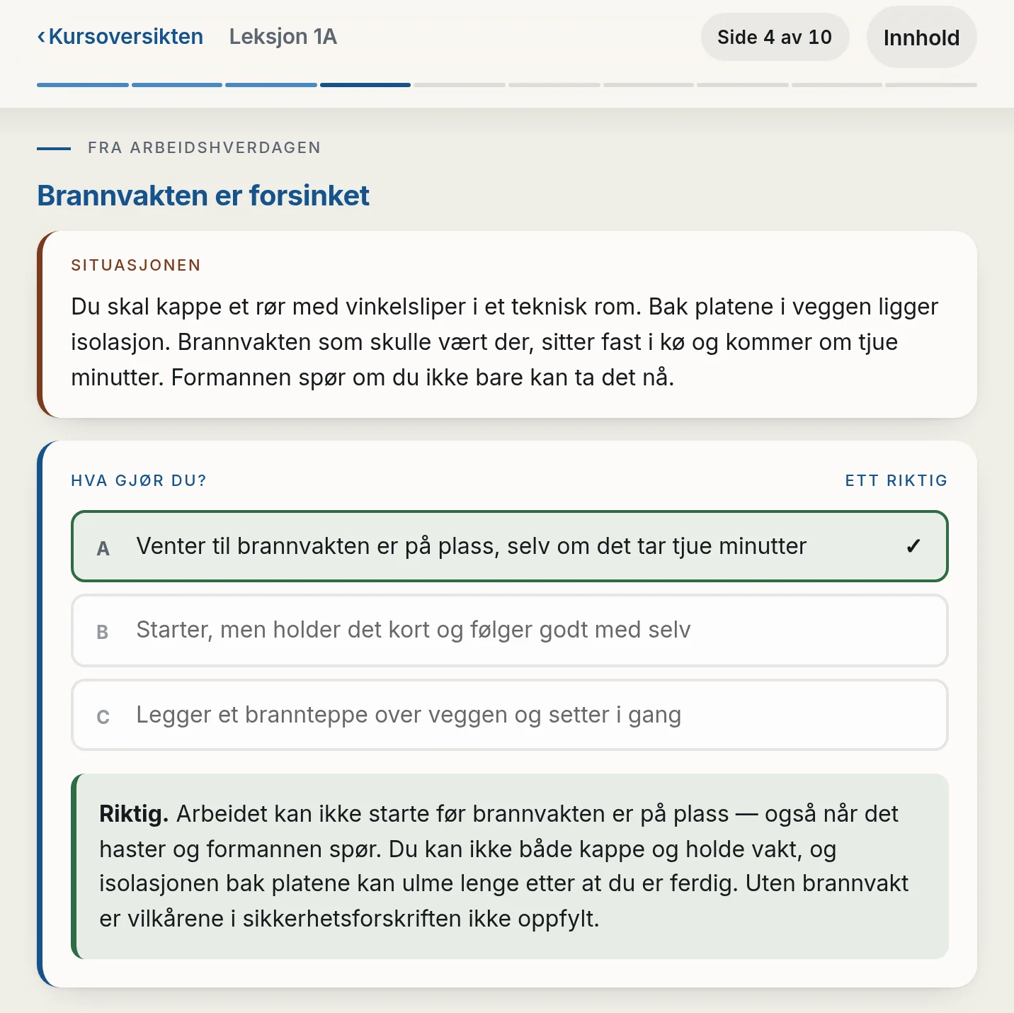 Oppgave i kurset: «Brannvakten er forsinket». Deltakeren leser situasjonen og velger mellom tre handlinger. Forklaringen står under det valgte svaret.